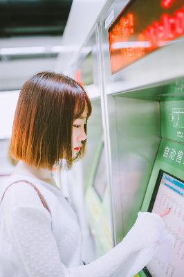 19岁暴躁少女如何免费观看CSGO？你知道吗！